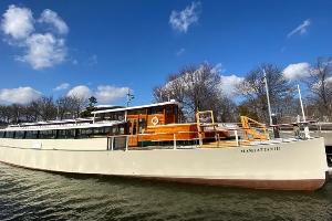 Manhattan III Classic NY Harbor Yacht